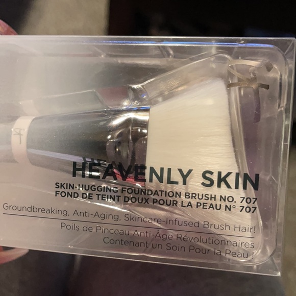 new still in box it cosmetics foundation brush. - Picture 4 of 6